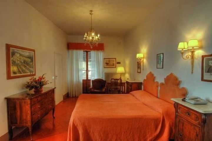 Room 10 of 18