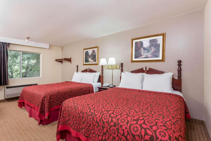 1 Queen Bed (5 of 23)