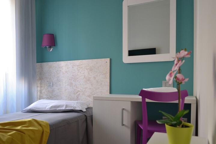Room 6 of 34