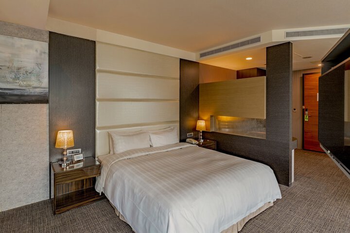 Room 12 of 100