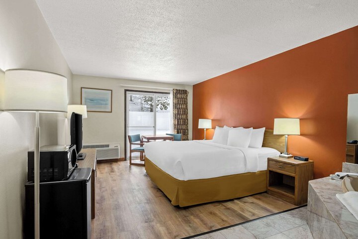 1 King Bed (9 of 14)
