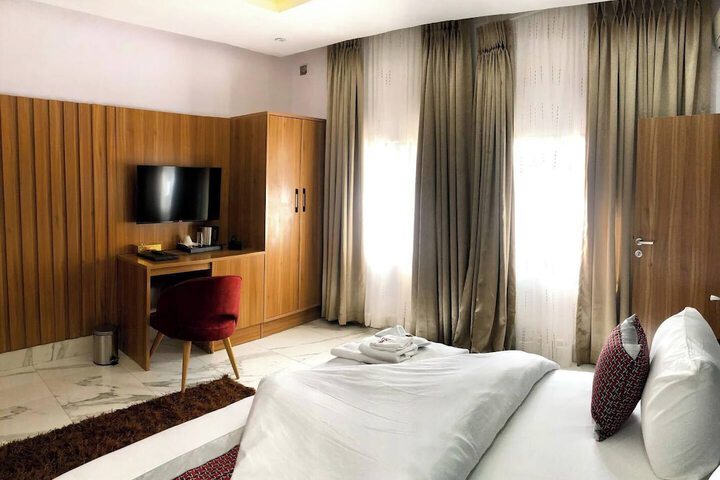 Room 4 of 33