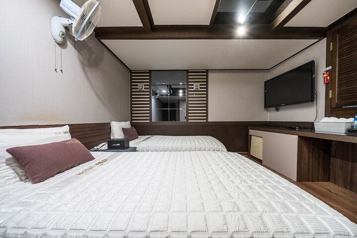 Room 16 of 34