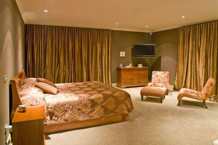 Room 2 of 9