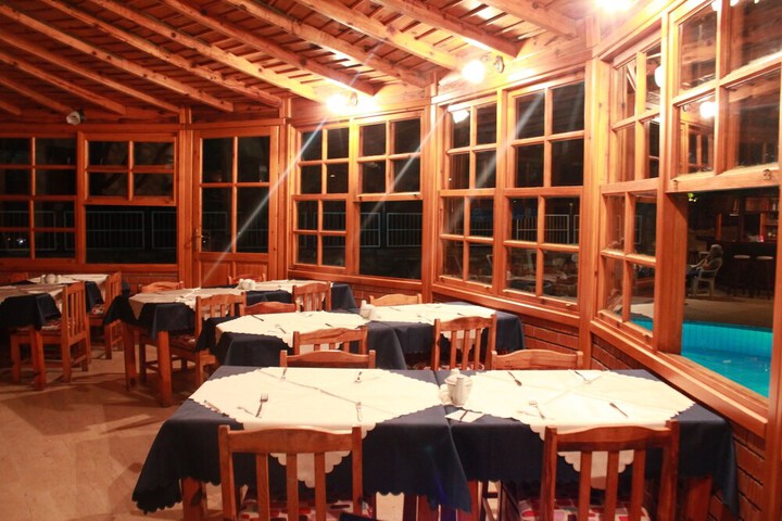 Dining 25 of 38