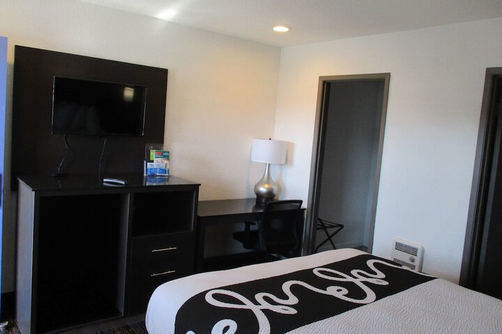 1 Queen Bed Flat Screen Television Desk High Speed Internet Accessible Microwave and Refrigerator, Coffee Maker Continental Breakfast (9 of 16)
