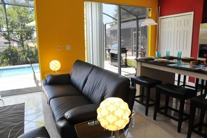 Lounge 19 of 26