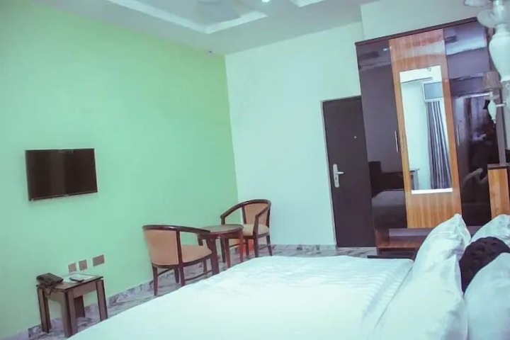 Room 8 of 43
