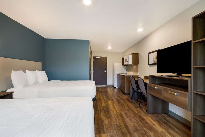 1 Queen Bed (6 of 18)