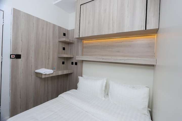 Room 32 of 64