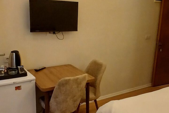 Room 4 of 8