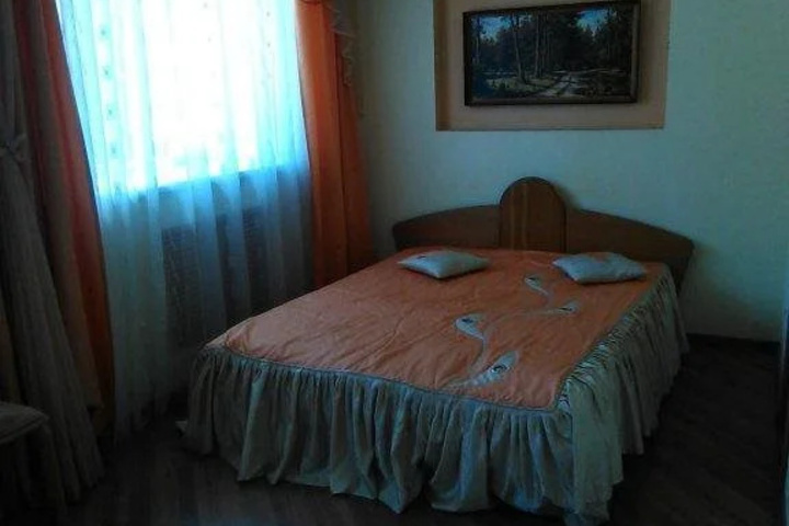 Room 6 of 12