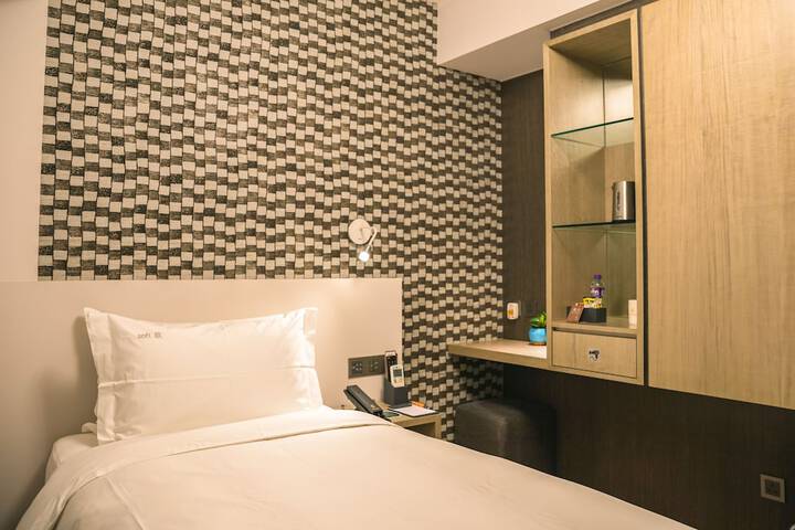 Room 6 of 24