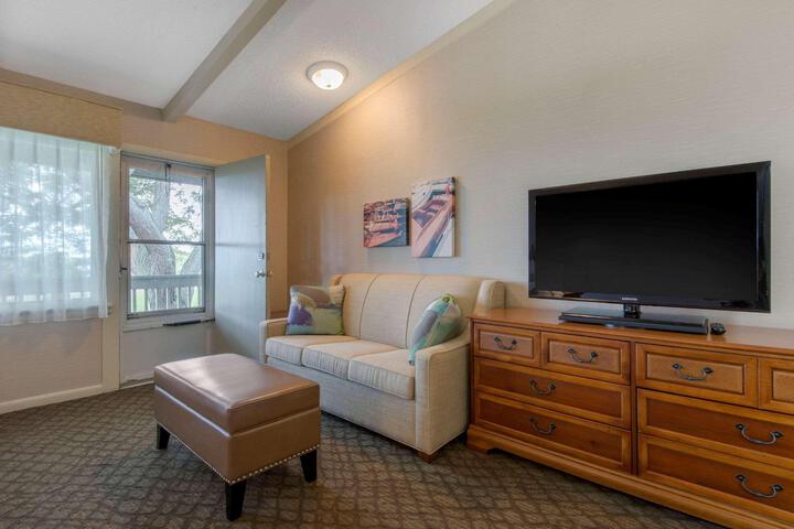 Standard Room, King or Two Doubles (2 of 5)