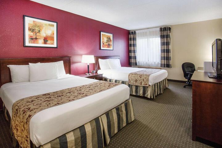 1 Queen Bed Accessible Room (8 of 14)