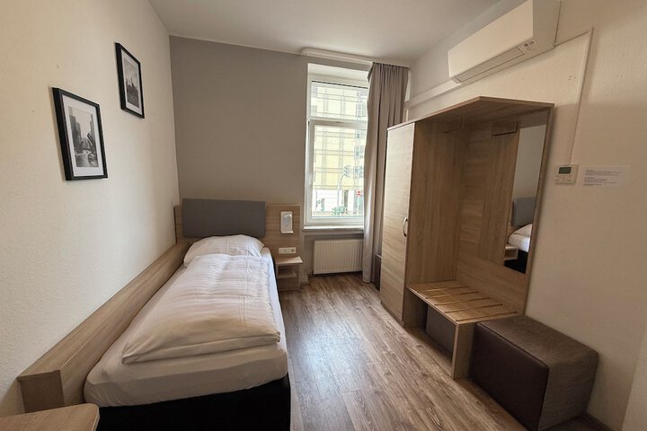 Room 5 of 16