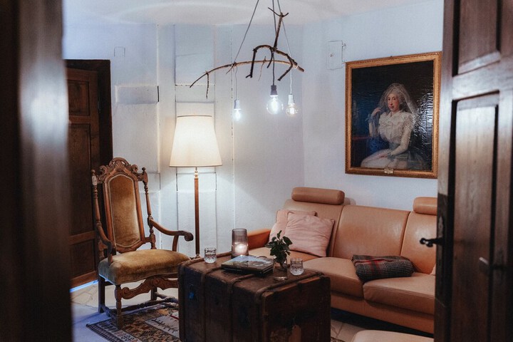 Lounge 75 of 101