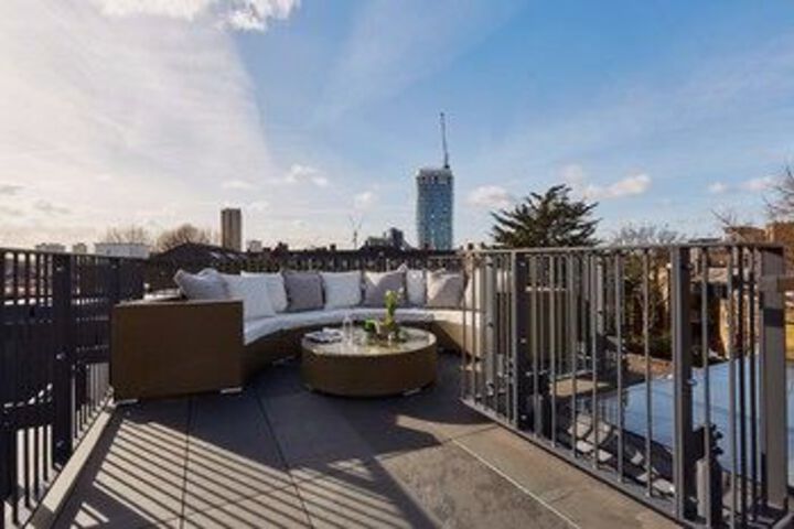4 Bedroom House with Private Roof Terrace Sleeps 7