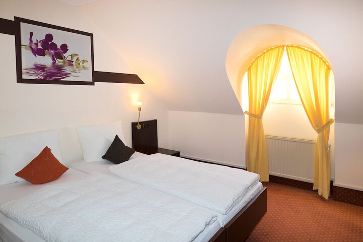 Room 6 of 35