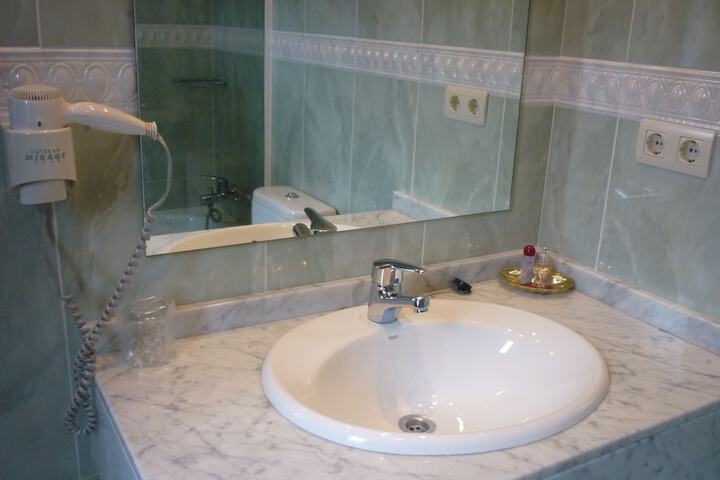 Room 4 of 93