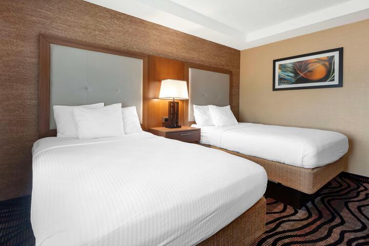 Accessible 2 Queen Accessible Communication Assistance Roll in Shower Refrigerator WiFi Continental Breakfast (11 of 11)