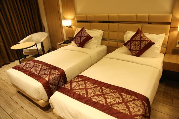 Room 8 of 33