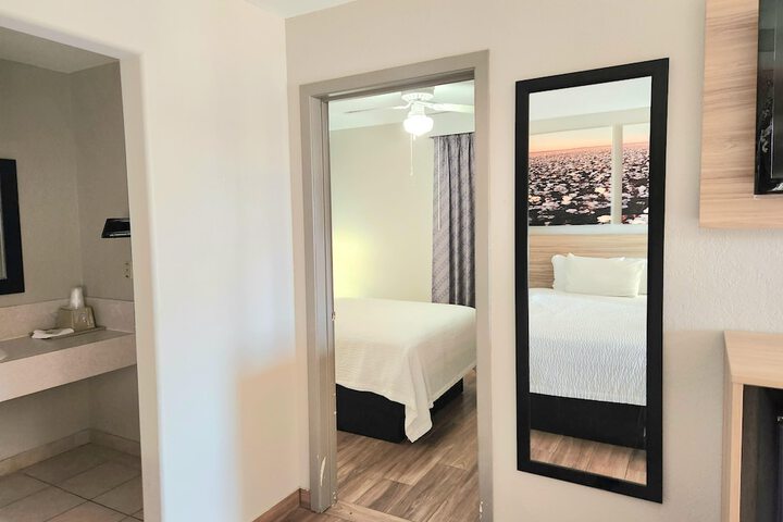 Room 11 of 28