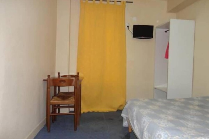 Room 5 of 18