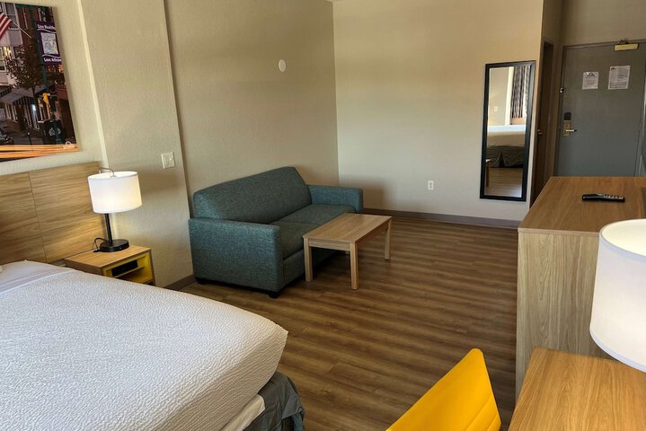 1 Queen Bed (10 of 25)