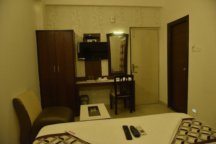 Room 6 of 33