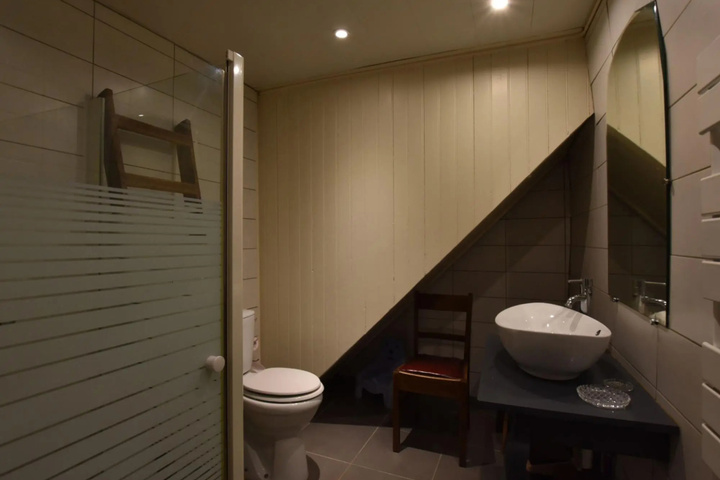 Room 8 of 18