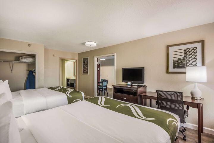 2 Queen Beds (2 of 9)