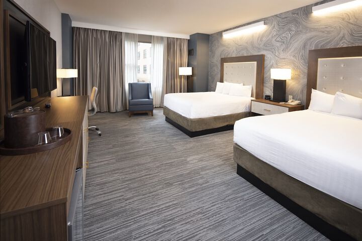 2 Queen Beds (2 of 3)