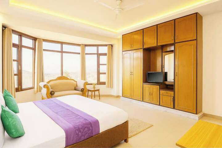 Room 4 of 8