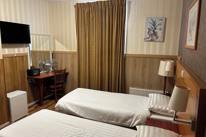 Room 10 of 50