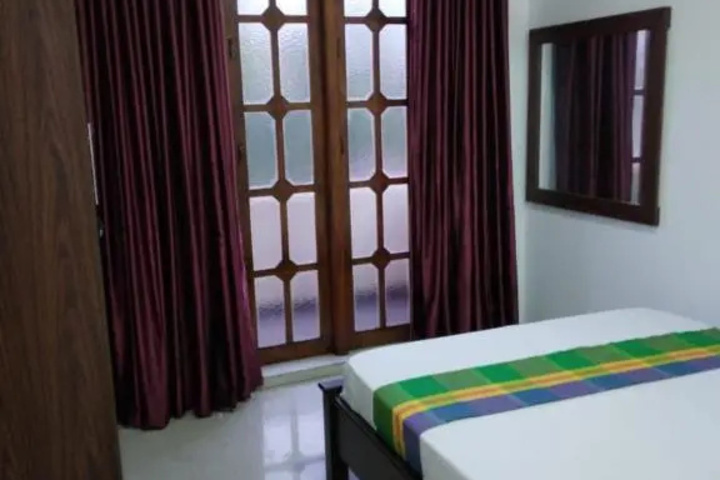 Room 6 of 9