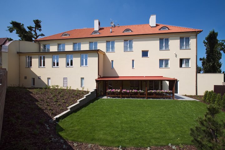 Hotel Exterior 40 of 43