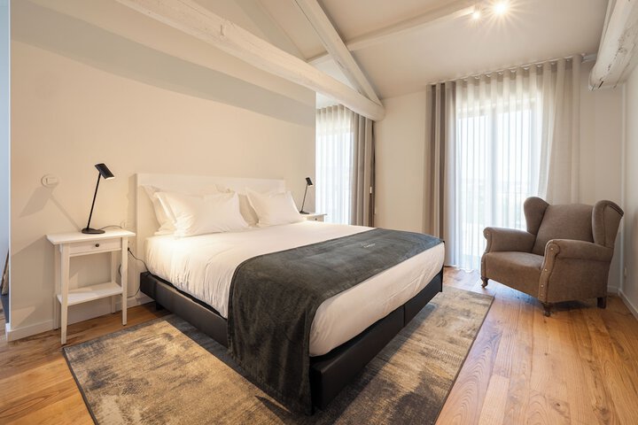 Room 42 of 100