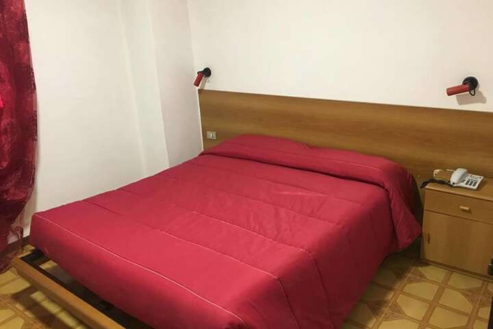 Room 6 of 32
