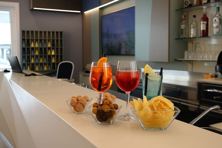 Lounge 54 of 70