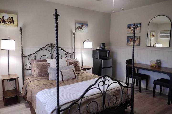 1 Queen Bed (6 of 14)