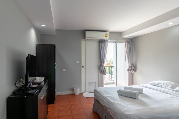 Room 8 of 28