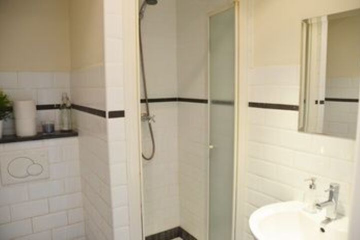Room 6 of 168