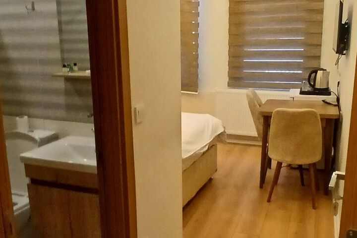 Room 7 of 8