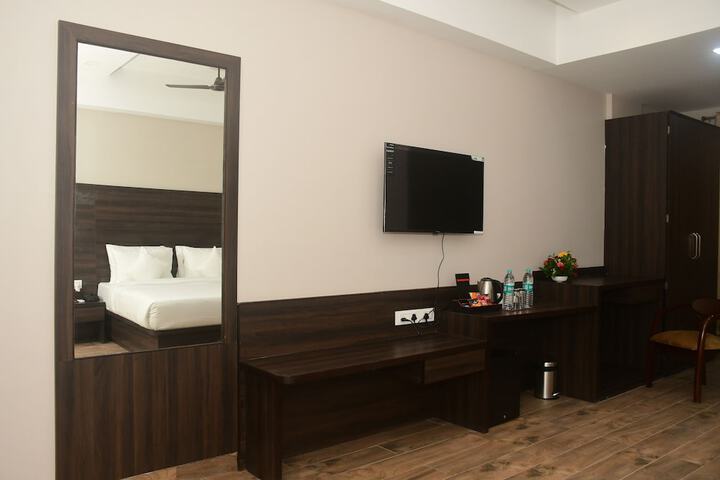 Room 8 of 28