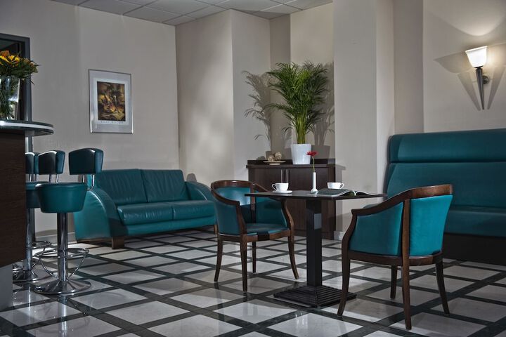 Lounge 43 of 61