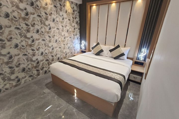 Room 12 of 74