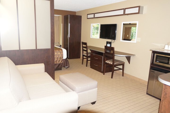 Deluxe Queen Bed (12 of 37)