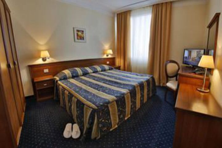 Room 9 of 38