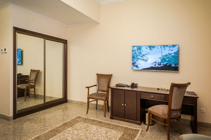 Room 7 of 28